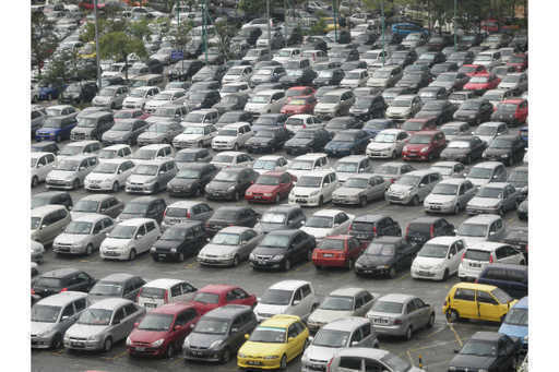 Sprzedaż pojazdów spada z powodu braku chipów, odroczenia zakupu